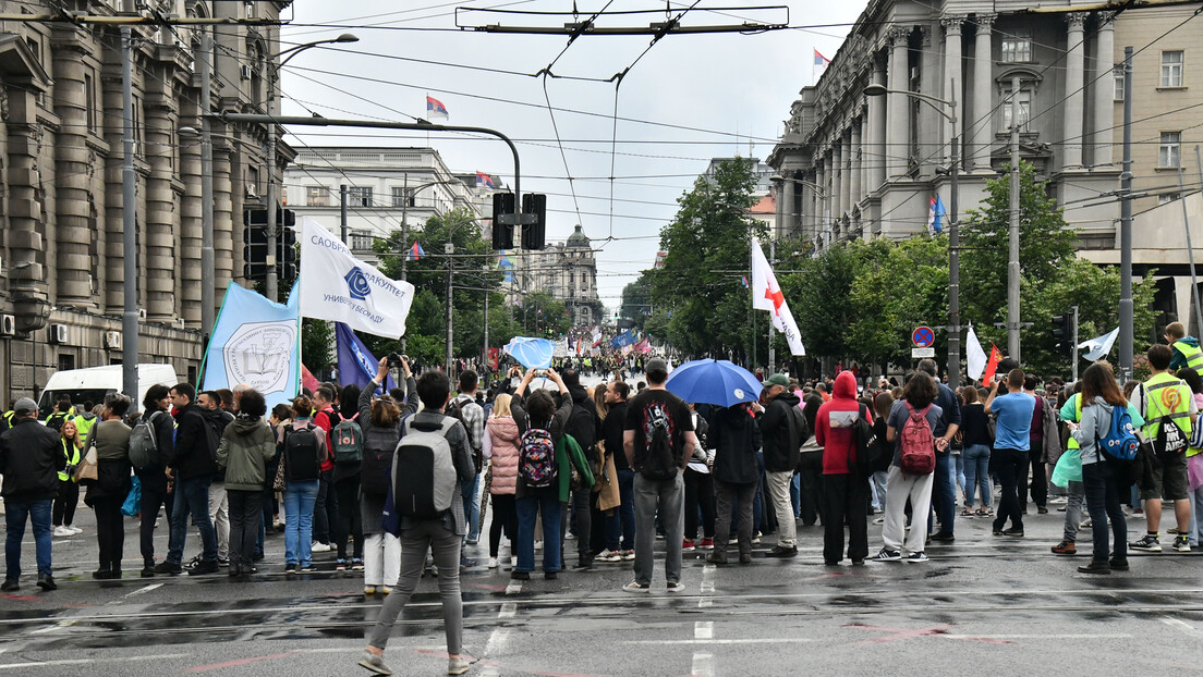 "Pazi koga biraš": Studenti u blokadi šetali krugom dvojke u Beogradu